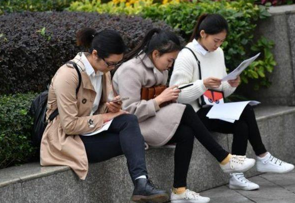 大学生|被现实“击打”的大学生,拿着3000块的月薪,养活自己都困难