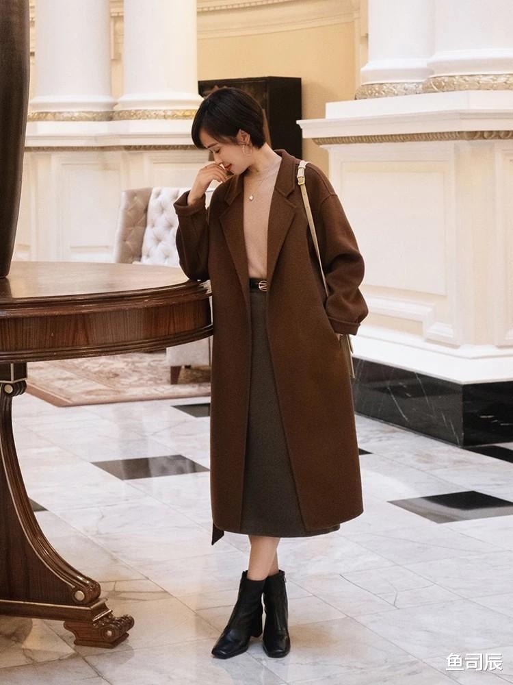 鱼司辰 见过世面的女人秋冬都怎么穿?试试大衣+半身裙,温柔时髦显气质