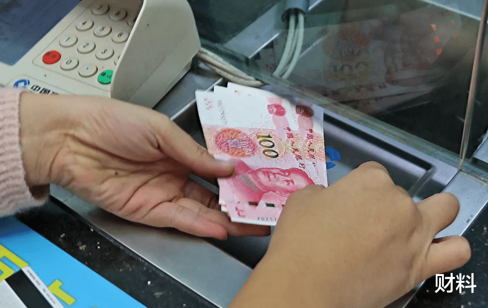 银行 存款利率7连涨，钱存银行的有福了！银行职员：定期不是越长越好