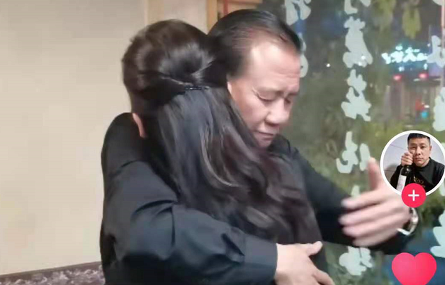 万梓良|演员万梓良近照曝光，在饭馆喝酒抱异性，边抽烟边与粉丝合影