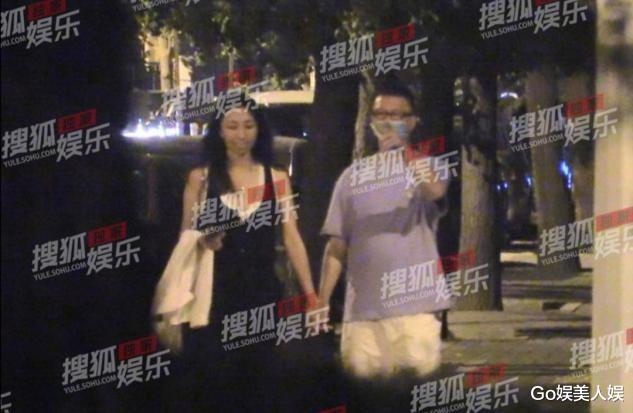 孙红雷|孙红雷深夜与老婆散步，《扫黑》戏里俩人是死对头，戏外十指相扣