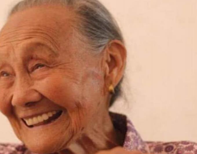 梦想中的 河南老奶奶去医院看病，无意间露出胳膊，医生看到后悄悄报了警