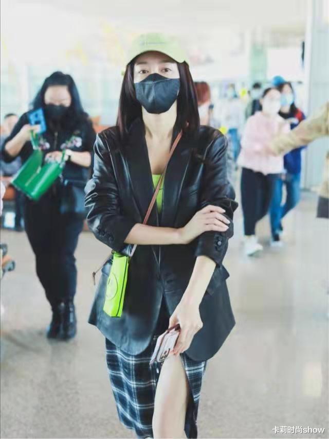 秦岚|秦岚年纪越大穿衣越敢，西装看着中规中矩，配高开叉是真亮眼