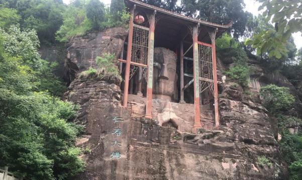 城市旅人 眉山一“巨作”佛像走红,比乐山大佛早建100年,却濒临“毁容”