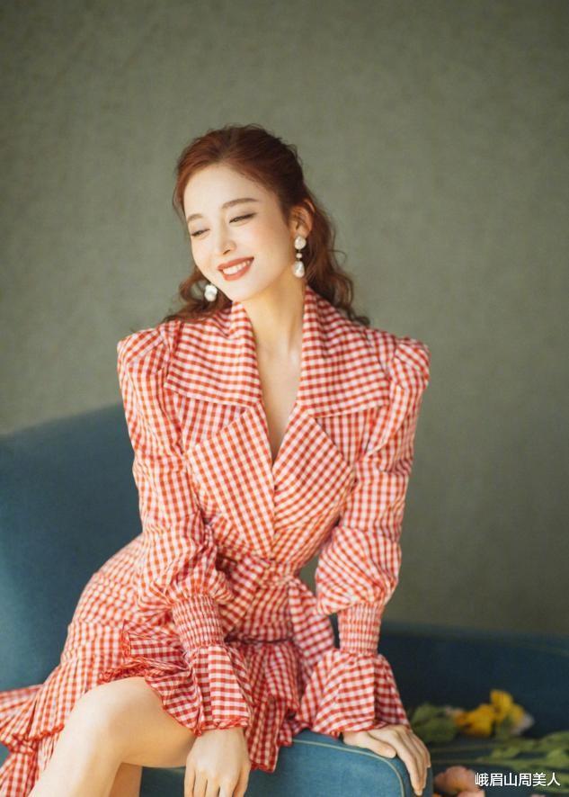 峨眉山周美人|娜扎“摩登女郎”造型太惊艳了，穿丝绒黑裙配礼帽，这身材够辣！