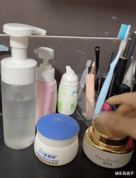 鸡胸肉 田静被指责用贵妇护肤品，无奈出售梳妆台，2万就能全带走