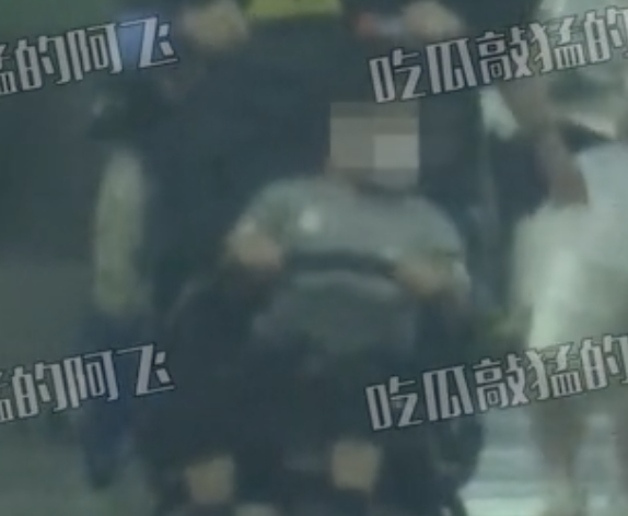 刘诗诗|吴奇隆一家三口逛超市，刘诗诗推着婴儿车，步步肉嘟嘟萌态十足