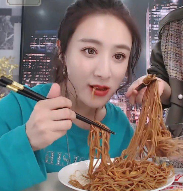 薇娅|和薇娅合作直播结束后，热干面老板“浑身颤抖”，网友：太高兴了！
