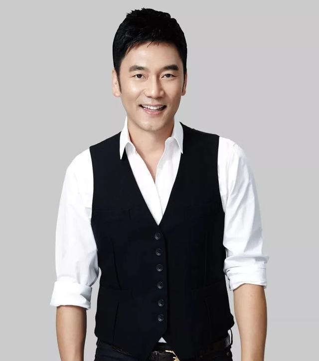 |参观林依轮现实住的豪宅,厨房配套设施齐全,可他平时却只吃火锅