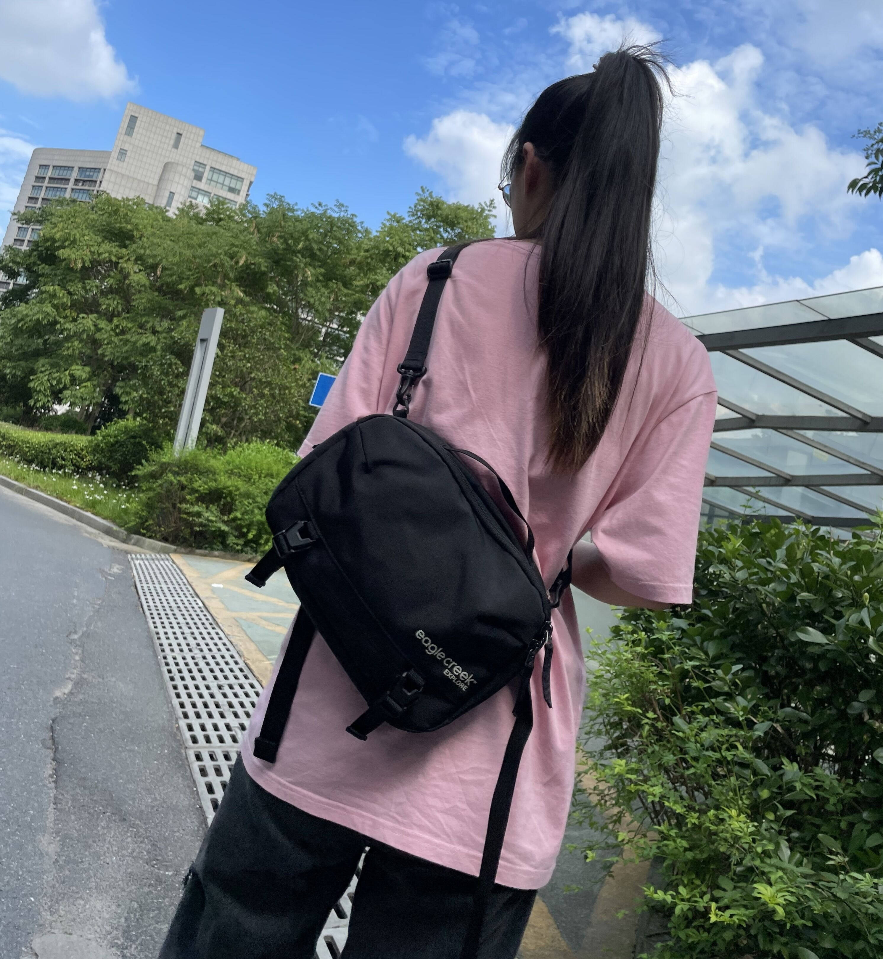 24格时尚圈|有了这款斜挎包！我就能成为街上亮眼的仔了