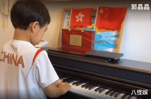 张云龙|郭晶晶霍启刚一家为祖国庆生，8岁霍中曦弹奏国歌，被赞有冠军风采