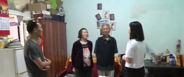 清影乱华裳 重庆一大爷参加免费旅游，途中被查出癌症，花近2万元购买抗癌药