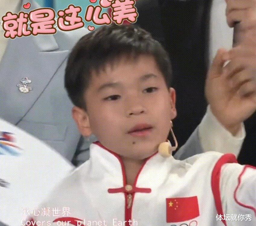 卓伟|全红婵太紧张！一亮相光顾着低头找位置，都忘了唱歌了，没存在感