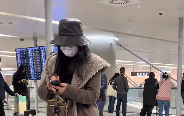 李湘|李湘恋情曝光后首露面！独自现身获路人侧目，打电话训人超霸气