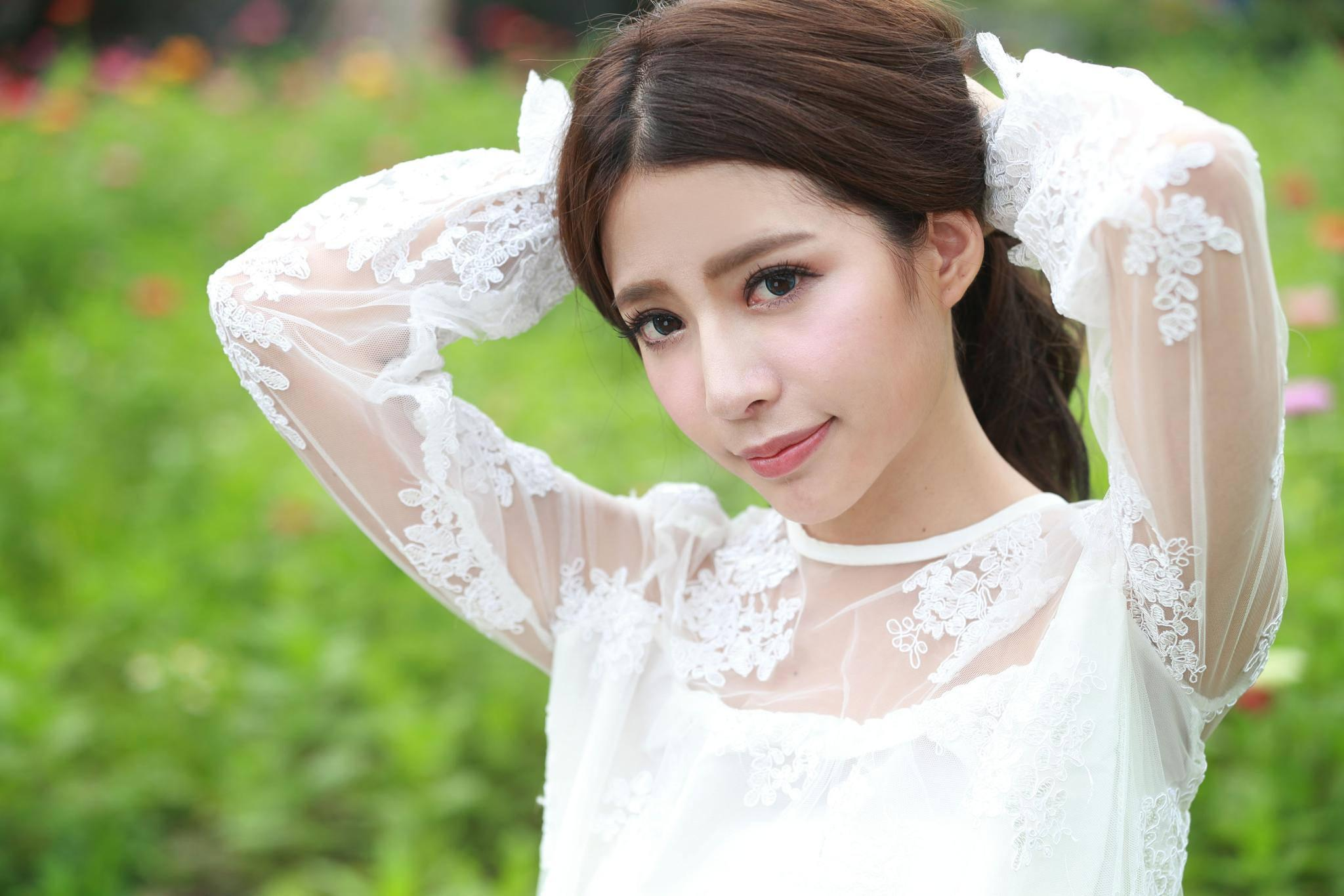 龚玥菲|龚玥菲再次现身，穿着大胆和十位男粉丝吃饭，表情十分严肃冷酷