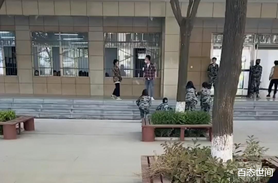 百态世间 西安某职校辅导员当众殴打女学生，掌掴女生，抬脚踹在女生肚子上