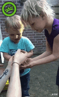 谢霆锋|同是18岁，谢霆锋蔡徐坤谁更加帅气？哈哈哈对照明显