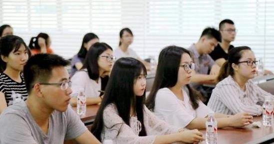 学霸|45岁母亲研究生上岸，考进985大学热门专业，成为女儿眼中的学霸