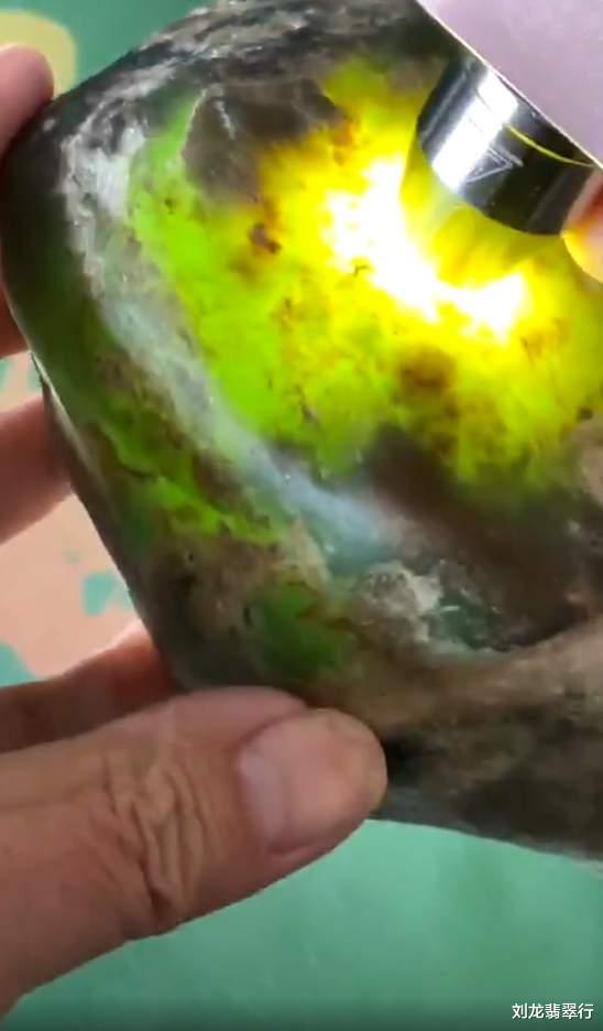 翡翠|何为翡翠原石中的“脱沙”？很多人都已经走入误区了