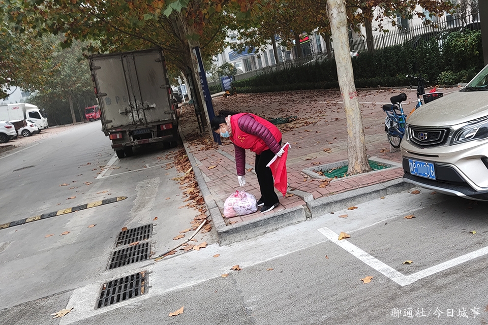 聊城街头遗落一包裹,有人捡起来就走,幸亏被拦下,失主尚未找到