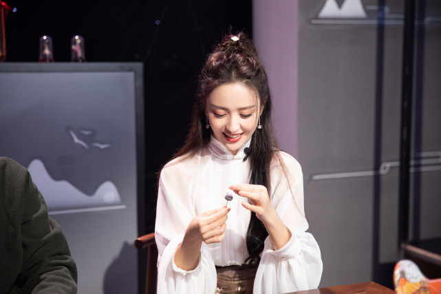 成毅|佟丽娅离婚后就大变！重登央视舞台站C位底气十足，穿国风造型美爆