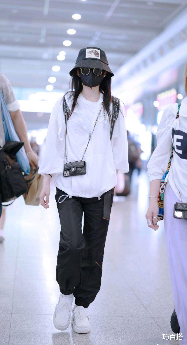 巧百搭|张韶涵机场秀时尚，搭配自然舒适，气场十足，忘了她身高只有158