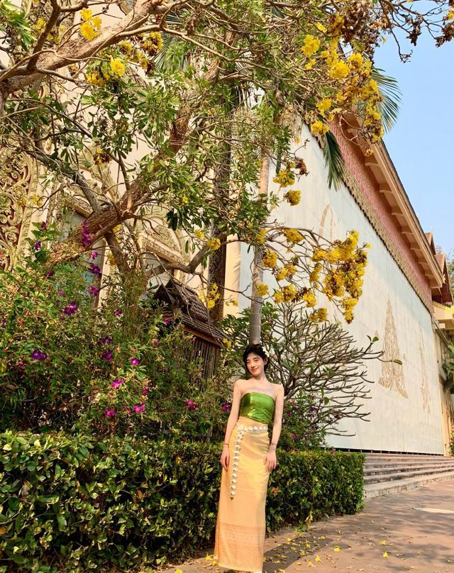 鞠婧祎|鞠婧祎晒傣族造型美照，大秀香肩锁骨，看到她的腰网友不淡定了