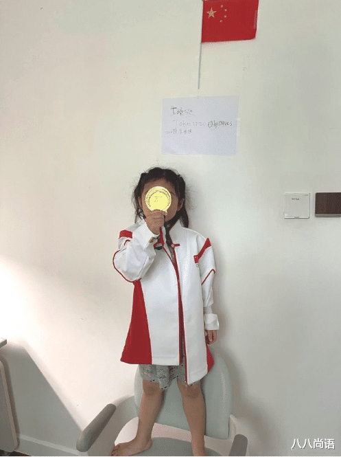 周迅|郭晶晶大女儿为奥运加油，用金牌挡着脸成“冠军”，长得却像奶奶