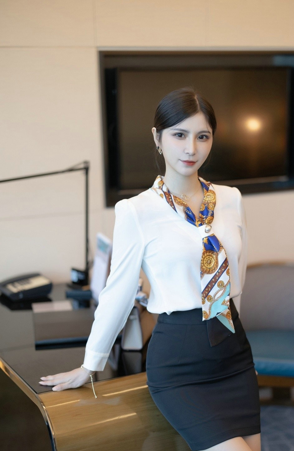 我亦飘零 白色雪纺衫搭配黑色短裙，看起来很是高级，修身的款式很是精致