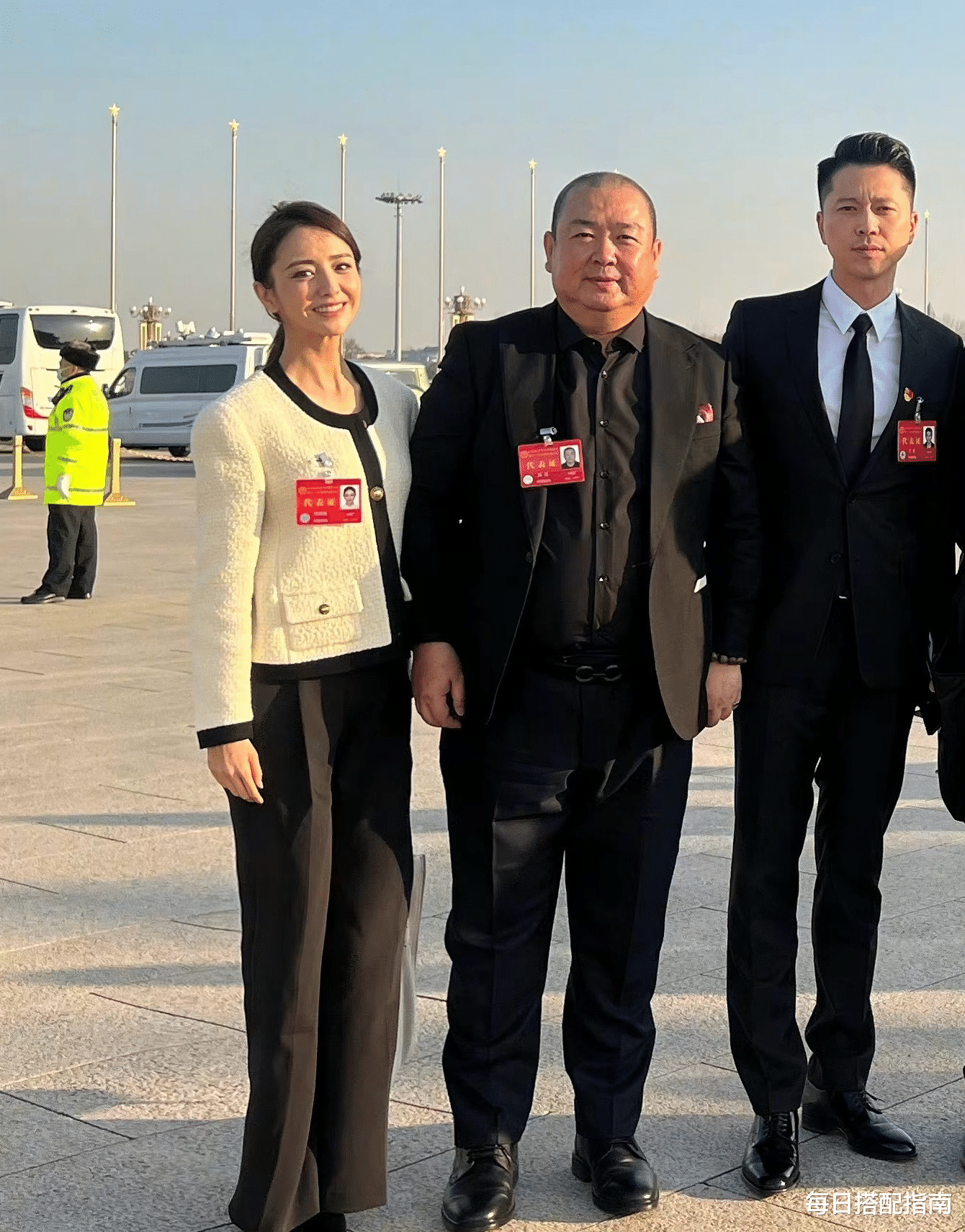 穿衣搭配|谁说正式场合穿搭不能时尚？借鉴佟丽娅的搭配思路，知性且大气