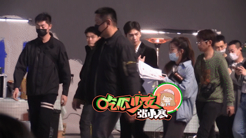 杨洋|杨洋拍广告保镖护送进场 收工不忘拿手机“自拍”