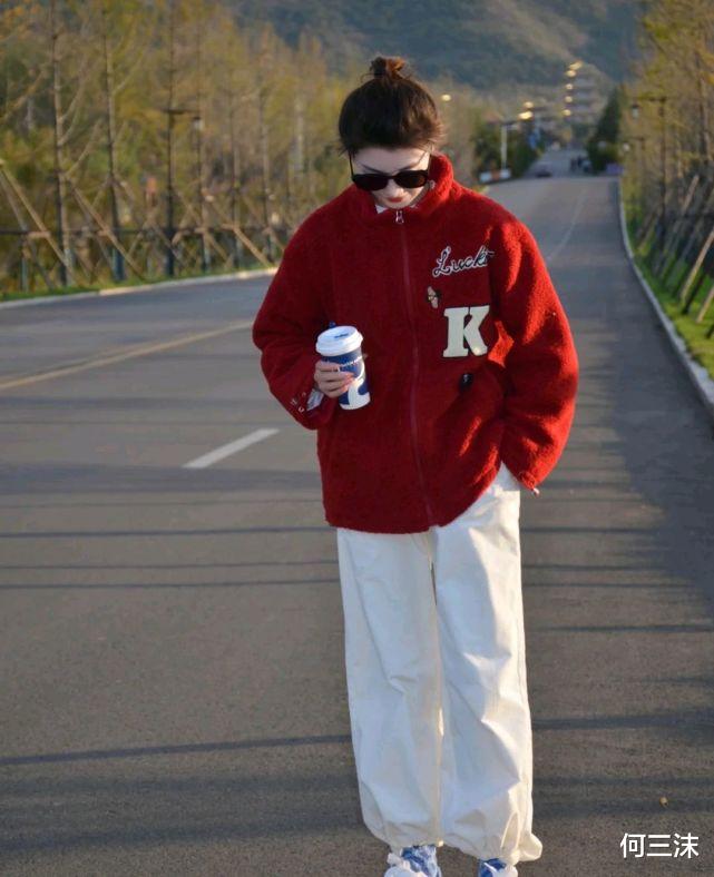 何三沫 扮嫩不丢人,但前提是要穿对了,可以尝试休闲类的羊羔毛外套穿搭