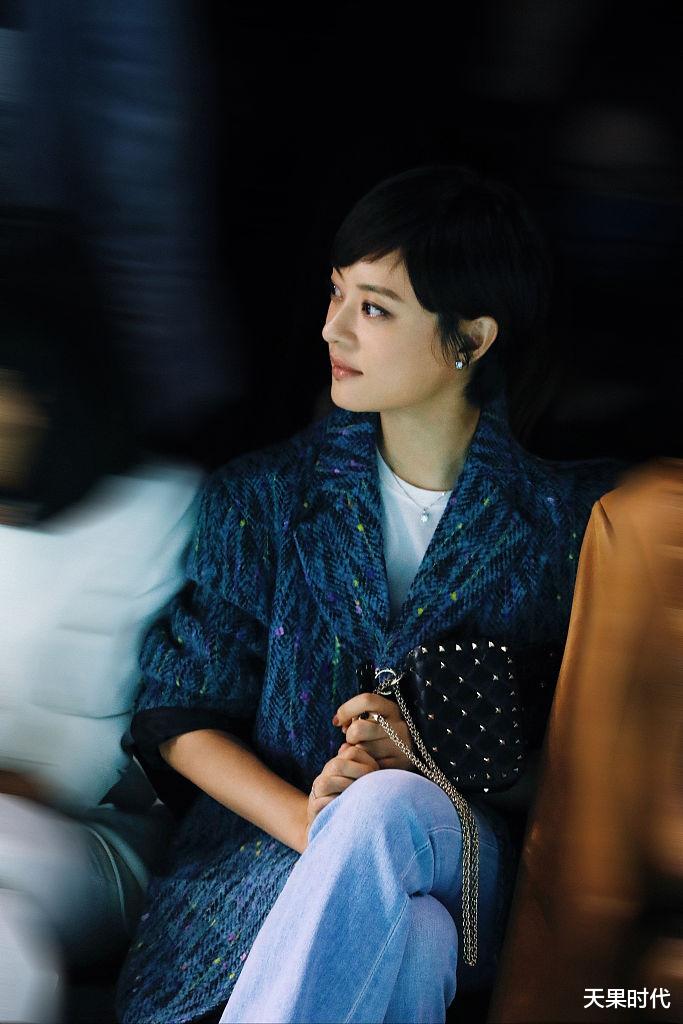 孙俪|孙俪不再低调，穿花织毛呢西服配牛仔裤干练优雅，瞬间占据C位