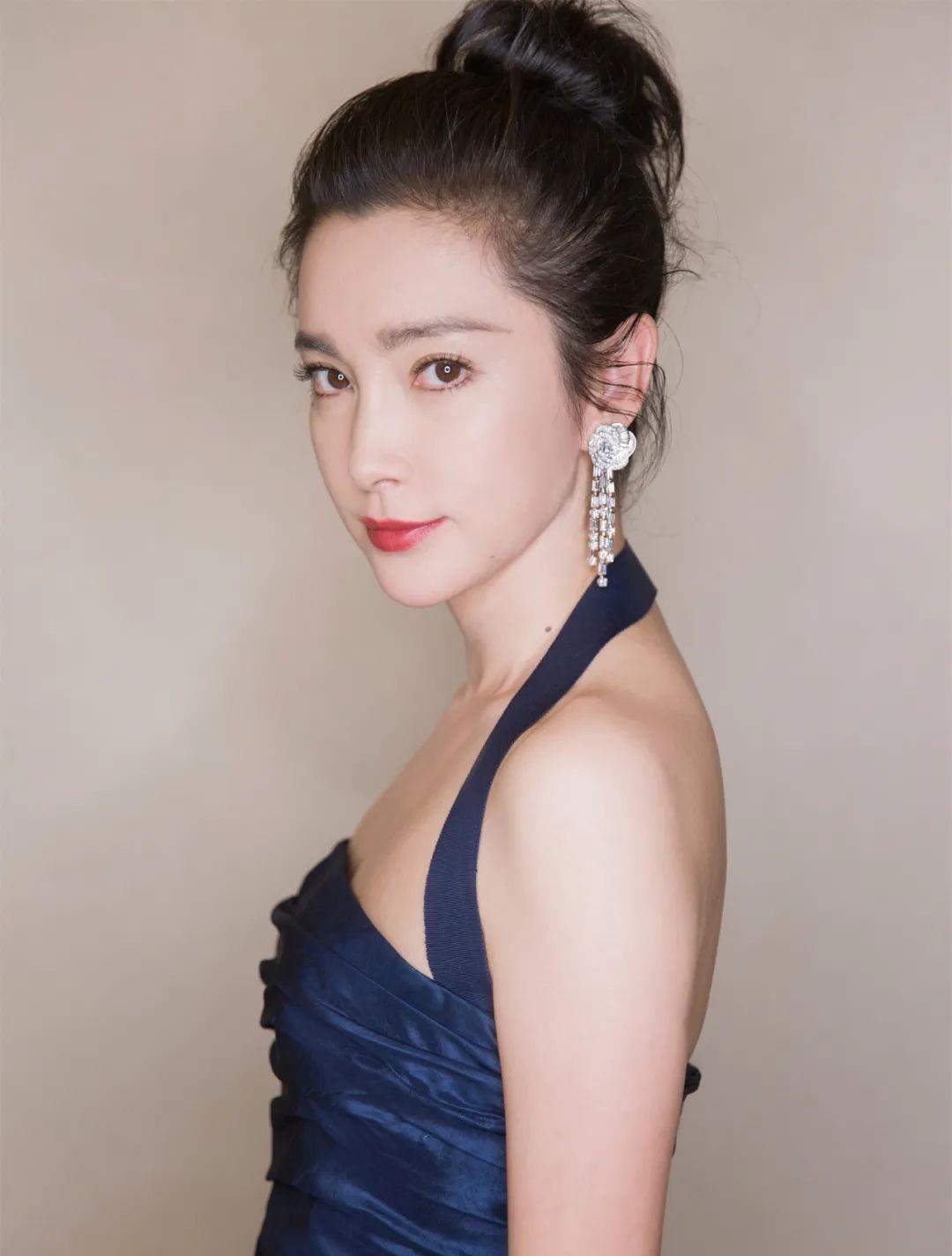 蓝盈莹|林依晨短下巴，蓝盈莹凹脸面，这9位女星侧面不如正面