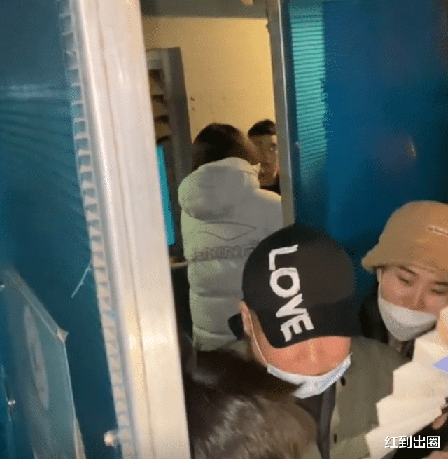 岳云鹏|岳云鹏出院后回德云社上班，被路人围住没法出门，五姐现身陪弟弟