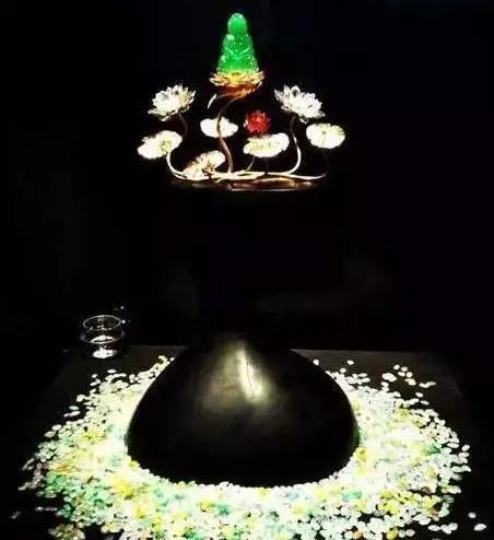 光绪元宝|玻璃种帝王绿再配2700颗流光蛋面，这翡翠“观音王”非她莫属了！