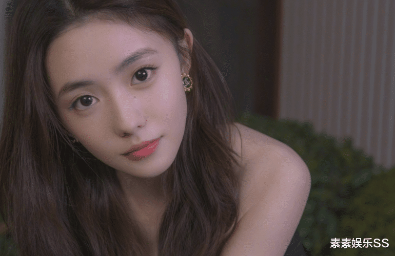 都美竹|赢了！都美竹用16个字总结吴亦凡事件，对镜头比胜利手势