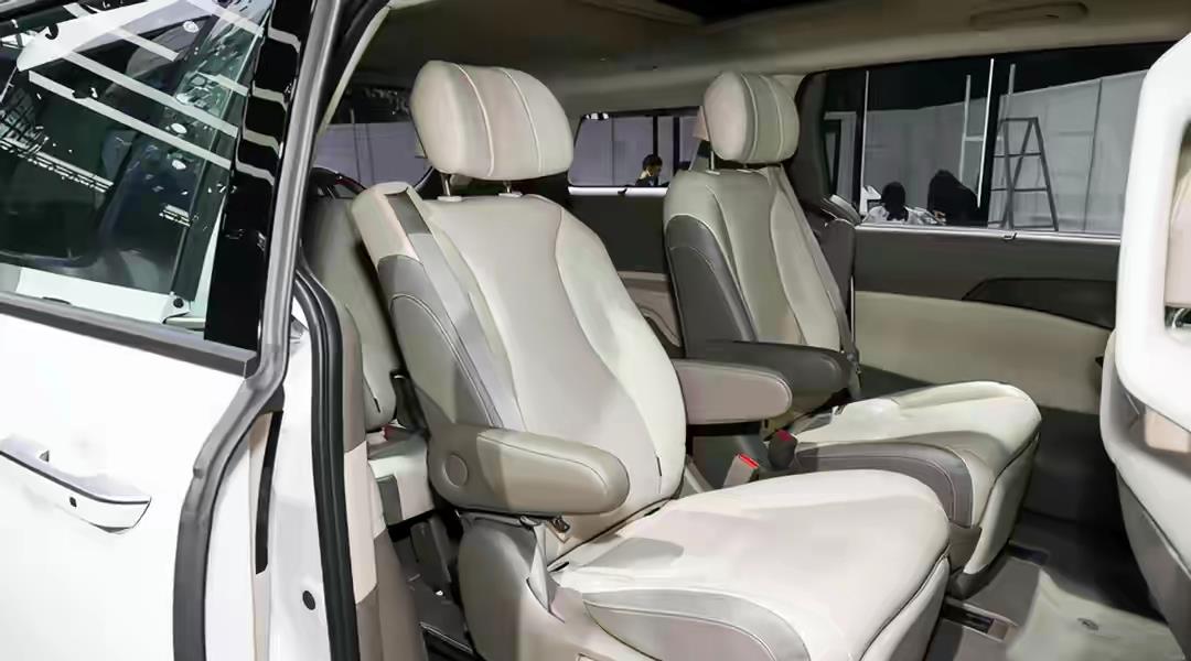 装记 起亚又造了台爆款,首月订单破3万,仅20万就有百万档次