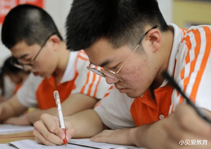 发型|学校公布“标准发型”,男生还看得过去,女生发型感觉太丑了