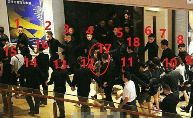 央视|出门带30个保镖6个贴身助理，被央视批评后，她仍“不知悔改”！