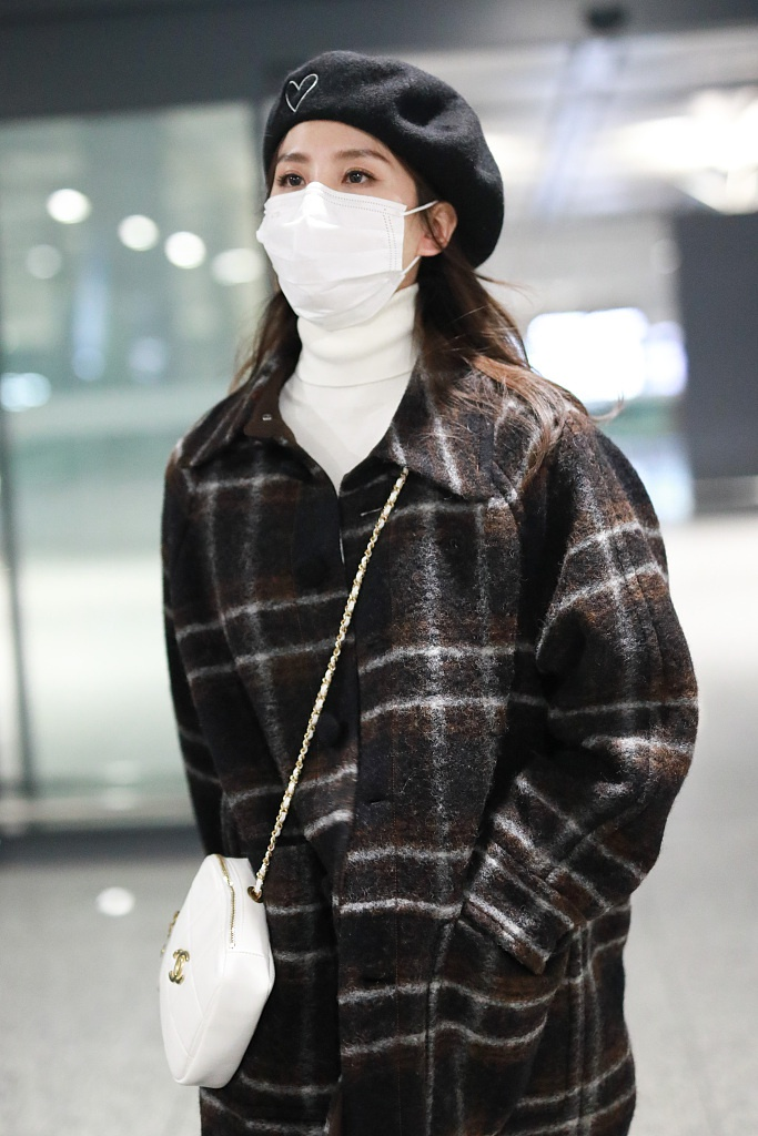 时尚风行派 秋冬穿搭想要保暖时尚？跟刘诗诗学就对了，巧用配饰秒变优雅女人