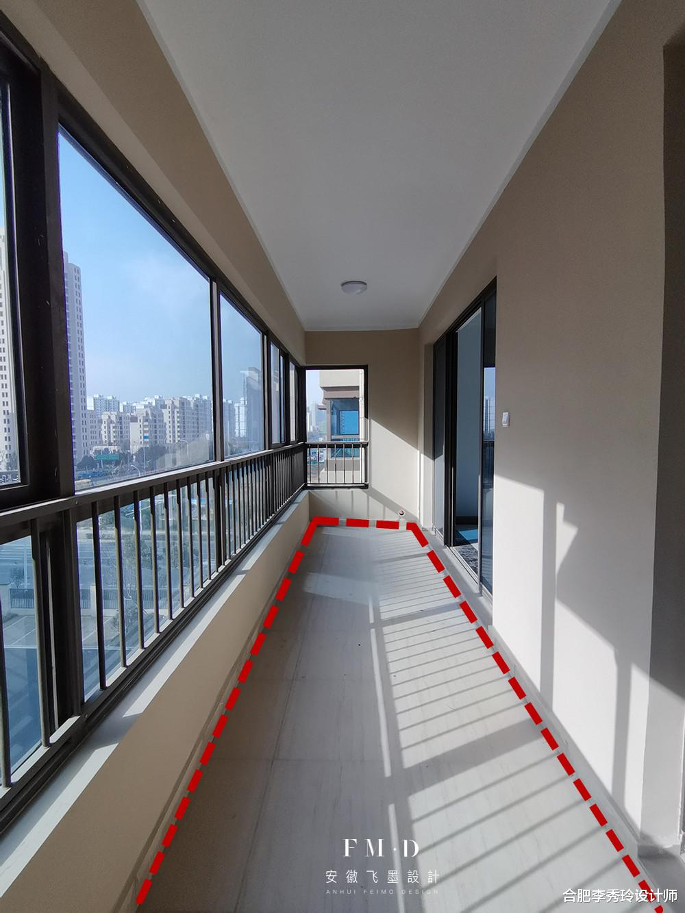合肥李秀玲设计师 阳台地面上多了一堵梁，22公分高走路碍事，业主：隔成“双阳台”