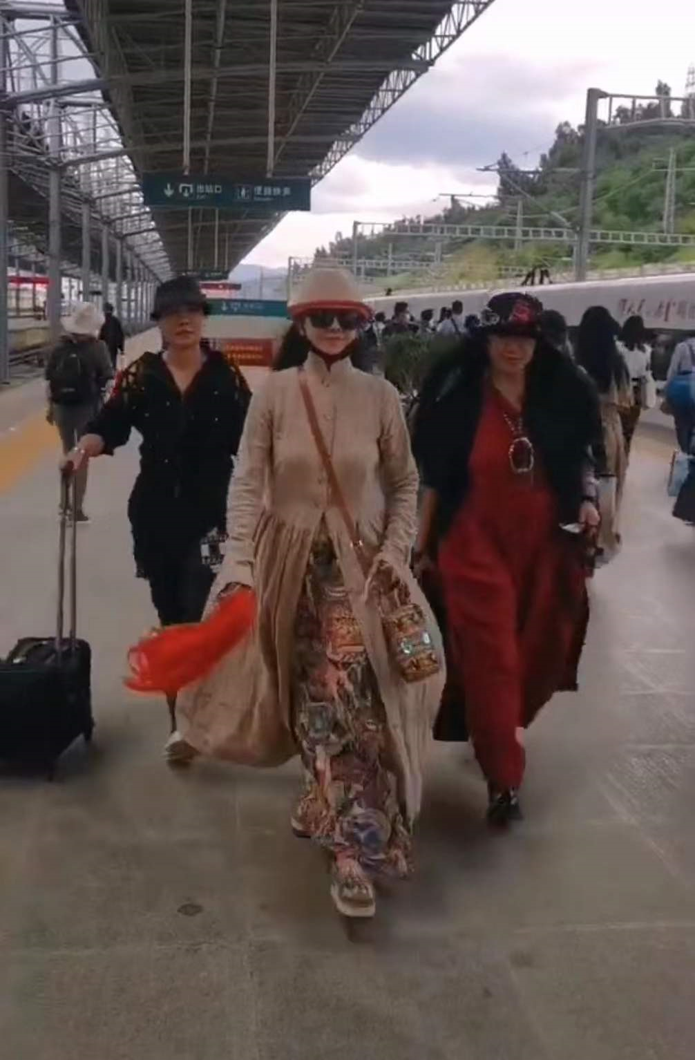 杨丽萍|杨丽萍三姐妹回家探亲，气场强大如复制粘贴，火车站不戴口罩遭批