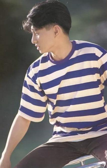 穿衣搭配|50岁吴奇隆罕见晒照！穿冲锋衣简单时髦，清爽短发像返回18岁