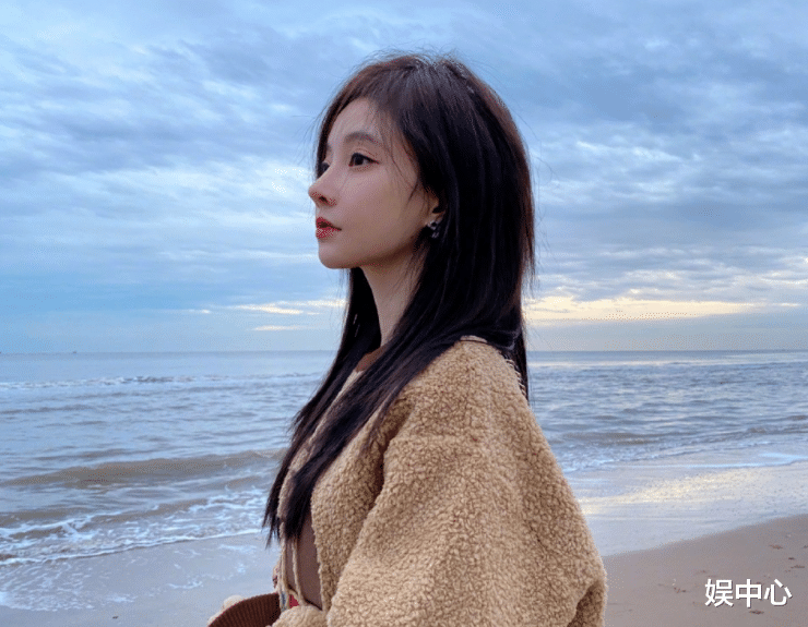 冯提莫|冯提莫分享海边旅游照,长发披肩五官精致,穿着休闲不失甜美