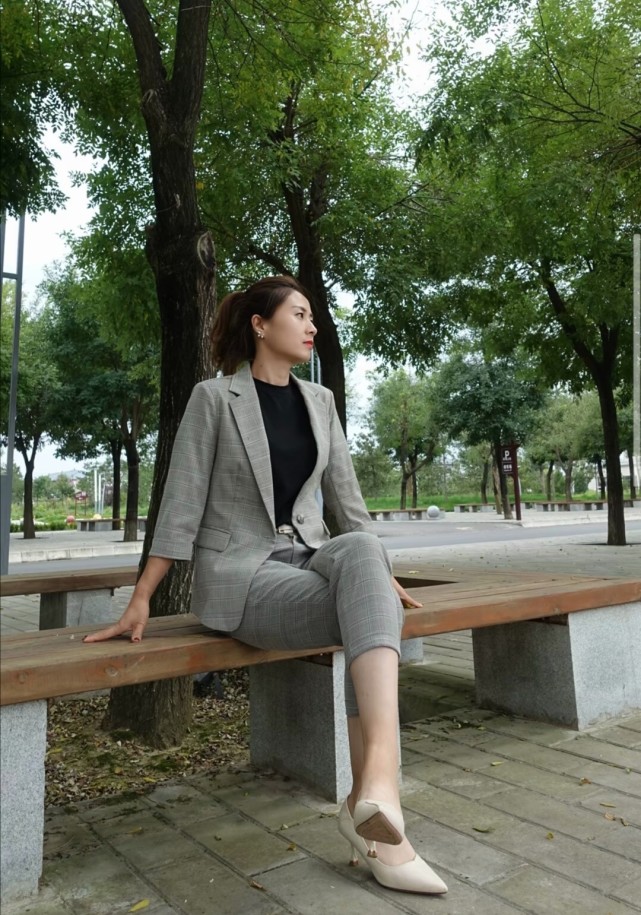 27君|普通职业装穿出不普通的气质，灰色格子纹配上黑色内里！