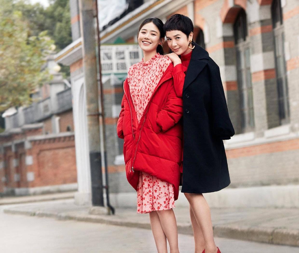 牛仔裤|蒋雯丽真是越老越有气场，白色西装配牛仔裤干练利落，气场全开