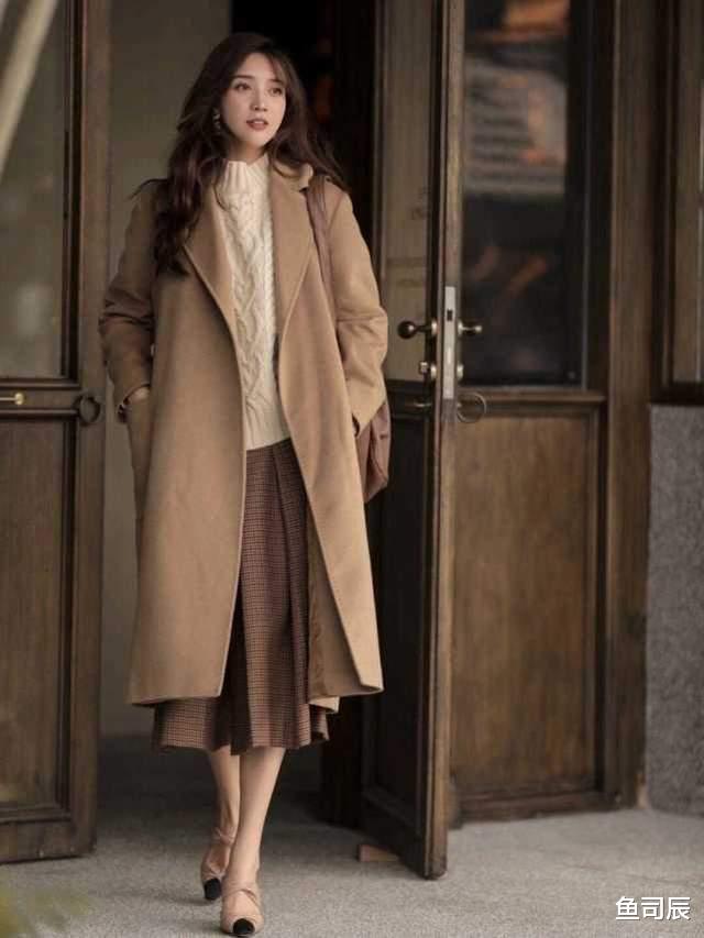 鱼司辰 秋冬大衣穿搭指南，搭配毛衣和牛仔裤，小个子女生也能穿出高级感