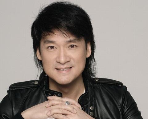 周华健|61岁周华健近照罕曝光！与31岁儿子合照似兄弟，儿子长得太着急了