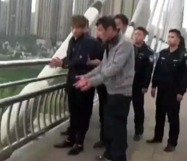 民警 19岁少女深夜嚎叫，情人将其分尸手脚砍断